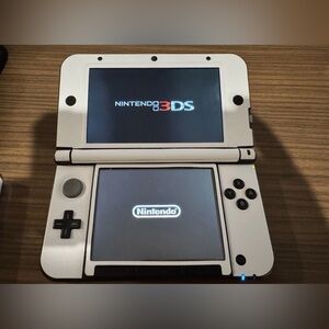 Nintendo 3DS XL Handheld System Black With Skin & case